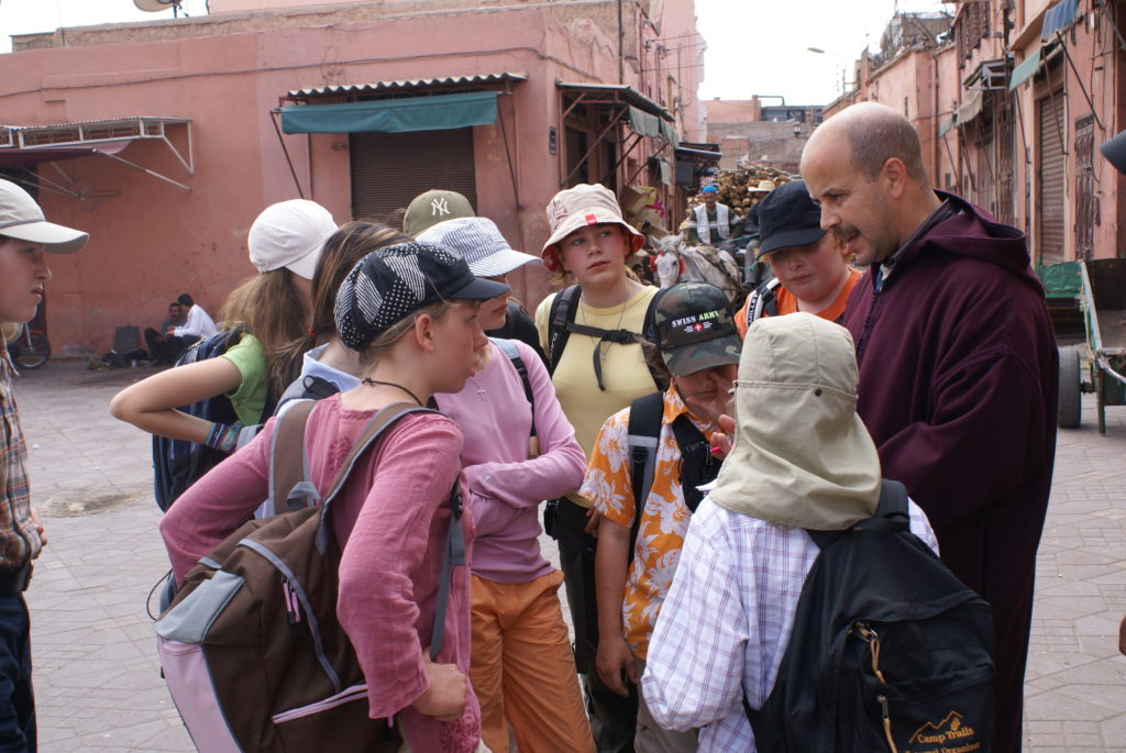 Die Schüler der Scuola Vivante im Gespräch mit dem marokkanischen Reiseführer in Marrakech